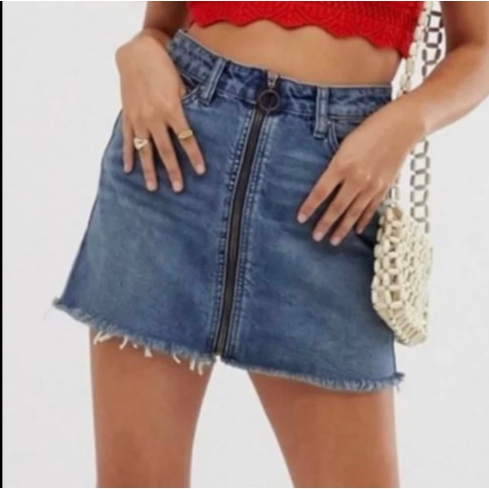 Free People We the Free Zip it Up Raw Frayed Hem Denim Mini Skirt Size 29